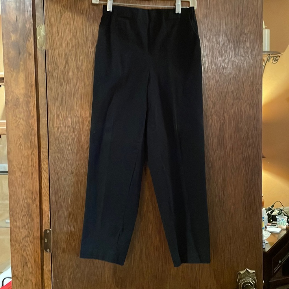 Croft and Barrow women’s black stretch pants, 6P Regular length.